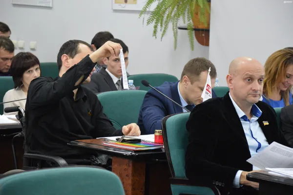Луцька міська рада працюватиме з новим регламентом та «п'ятою рукою» Романюка