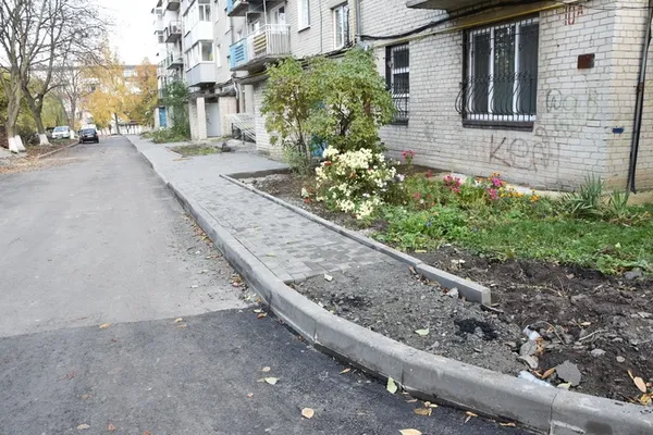 Як ремонтують прибудинкові території у Луцьку (фото)