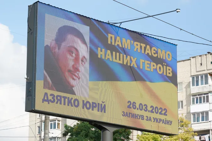 У Луцьку на рекламних бордах розмістили фото та імена загиблих захисників (фото)