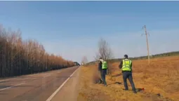 На Волині на узбіччі помітили знесилену жінку – її забрали патрульні (відео)