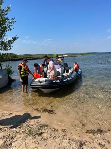 Раптово зірвався шквальний вітер: на Світязі витягли з води понад 40 людей (фото)