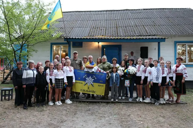 Нарешті додому: у Ківерцівській громаді зустріли звільненого Героя Миколу Касюрака (фото)
