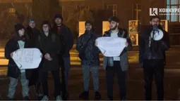 Біля ВНУ імені Лесі Українки – активісти з плакатами: що там відбувається (фото)