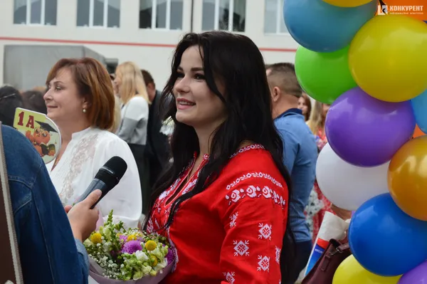 Квіти, вітання та першачки: у луцькій школі №9 пролунав перший дзвоник (фото)