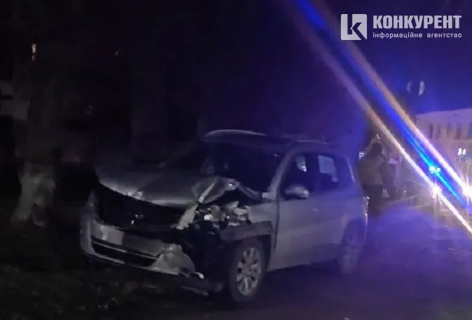 Машину викинуло на бордюр: у Торчині – ДТП за участі двох авто (фото)