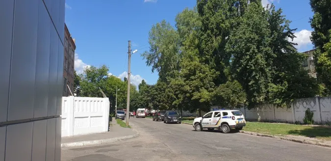 Чоловіка, який у Полтаві тримав поліцейського в заручниках, досі не знайшли
