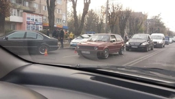 У Луцьку авто BMW "залетіло" на тротуар біля школи