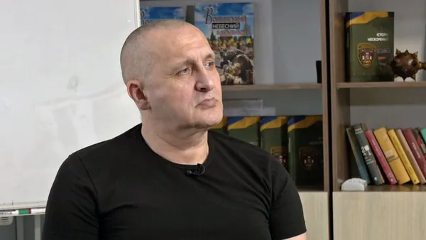 Боєць із Луцька, якому амутували обидві ноги, вчиться ходити заново і збирає донати (відео)
