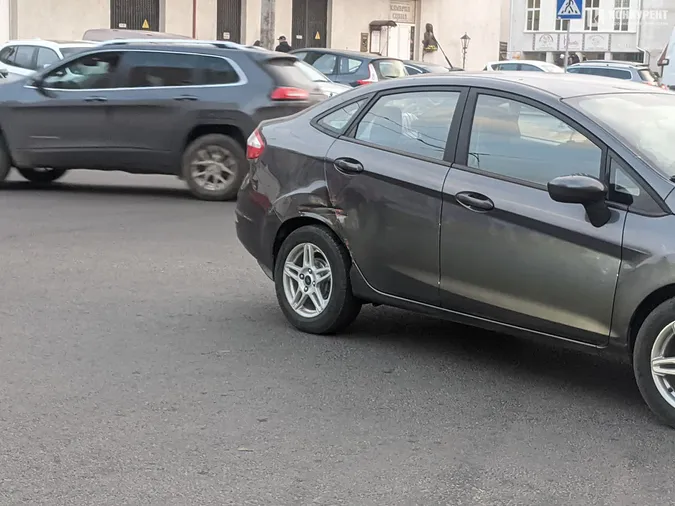 У центрі Луцька тролейбус протаранив авто (фото)