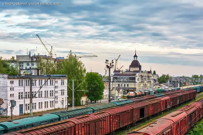 Фотограф показав весняні ранки на порожніх вулицях Луцька