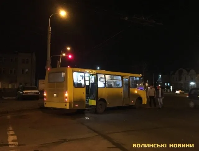 У Луцьку легковик влетів у маршрутку (фото) 