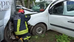 У Володимирі визволяли жінку з розтрощеного авто (фото)