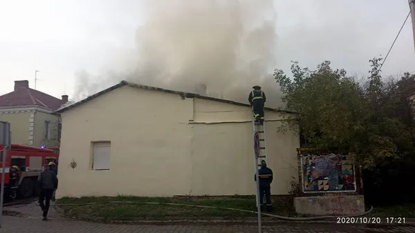 У Луцьку в Старому місті горить закинута будівля (фото)