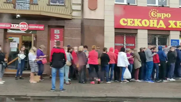 У місті на Волині у черзі за секонд-хендом порушували карантин (відео)