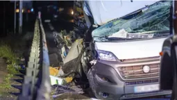 Двоє загиблих, п'ятеро поранених: у Польщі вантажівка врізалась у мікроавтобус з українцями (фото)