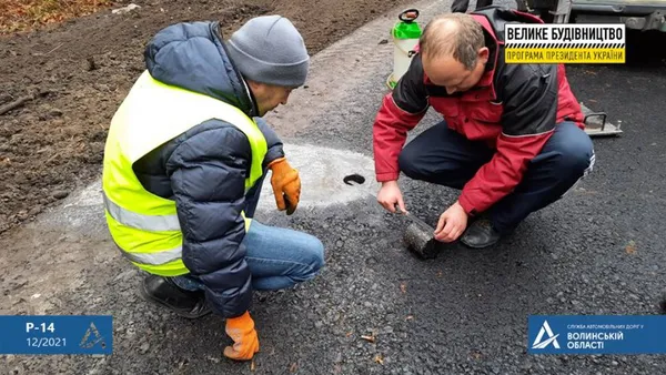 Між селами Озеро та Тростянець заасфальтували дорогу (фото, відео)