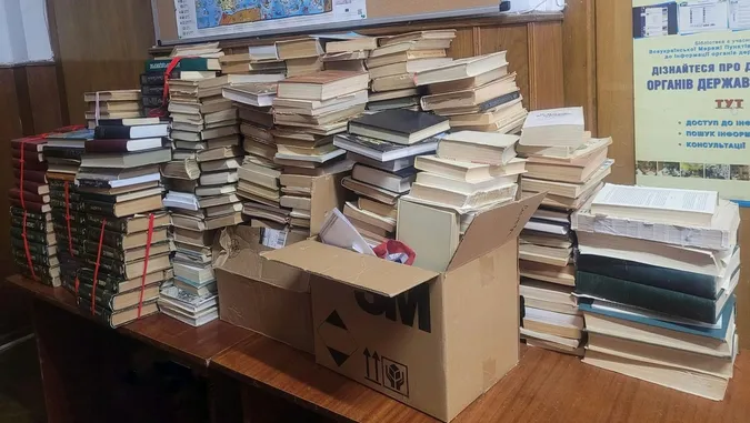 Півтори тонни за рік: волиняни активно позбуваються російськомовних книг заради підтримки армії