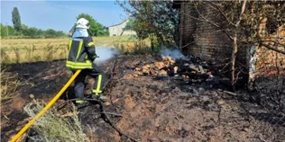 Пожежа в Копачівці: вогонь із сухостою перекинувся на господарську будівлю (фото)