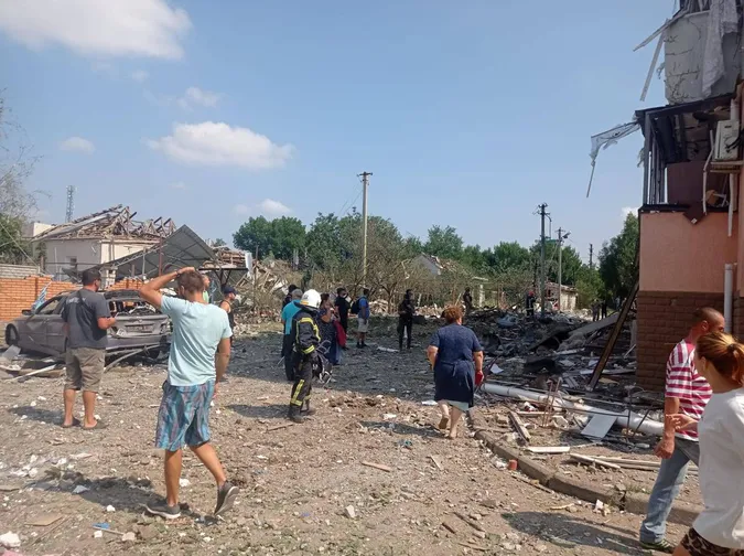 Удар по Вознесенську: вісім поранених, з них троє – діти (фото, відео)