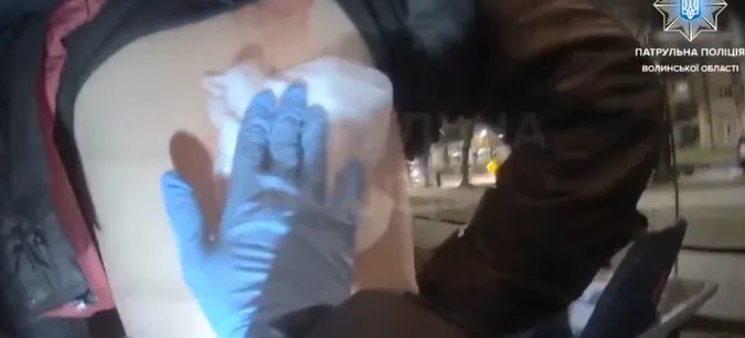 У центрі Луцька допомогли чоловікові з діркою у спині (відео)