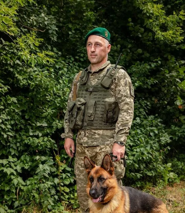 Родині загиблого волинського прикордонника подарували його портрет із сірників (фото)