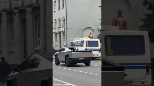 Тільки три на всю країну: у Нововолинську помітили Cybertruck, який возив пралки (відео)