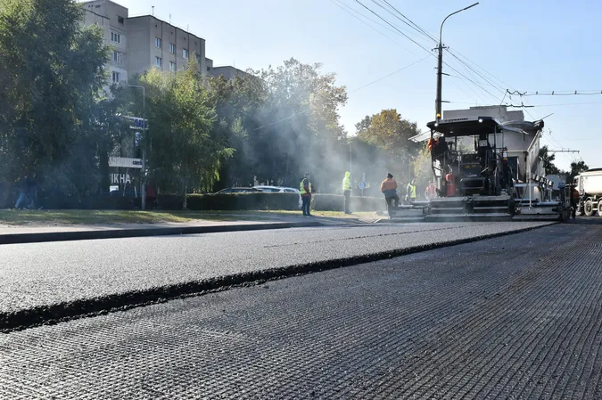 Вкладають на геосітку: у Луцьку асфальтують проспект Соборності (фото, відео)