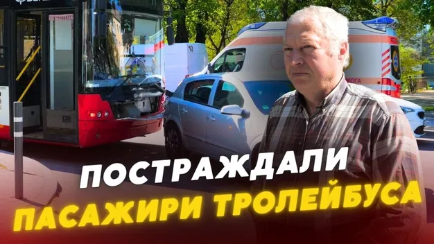 Тролейбус в'їхав у авто: в аварії у центрі Луцька постраждали люди (відео)
