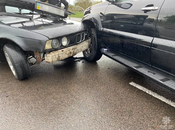 Зчепилися колесами: у Луцьку на Ківерцівській BMW втаранився в Lexus (фото)