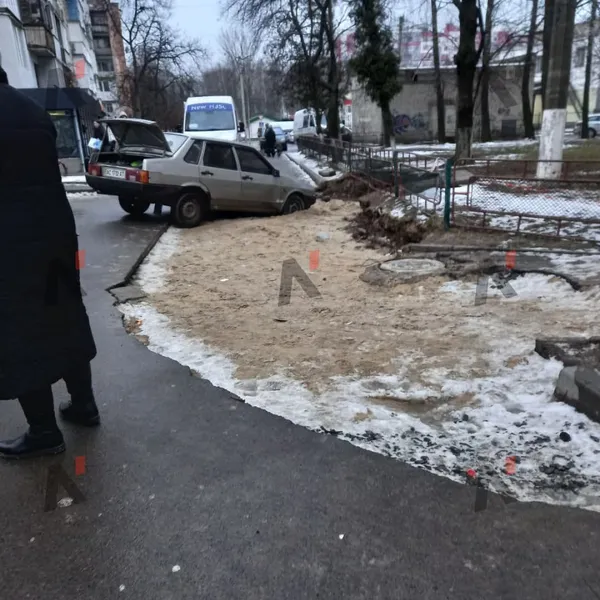 У Луцьку на Конякіна автомобіль в'їхав у яму (фото)