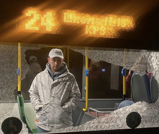 Поліція розшукує хуліганів, які у Луцьку розбили каменем вікно маршрутки