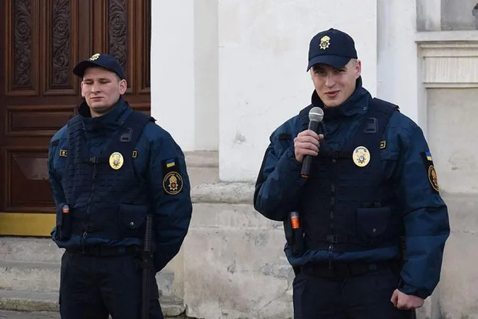 У Луцьку гвардійці та активісти позамальовували рекламу наркотиків (фото)