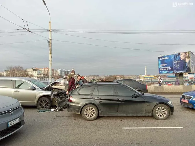 Як у Луцьку «додж» розбив дві «бехи» (фото, відео)