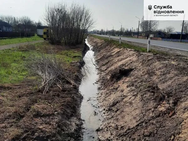 Розчищають труби та канави: на Волині запобігають підтопленню доріг (фото)