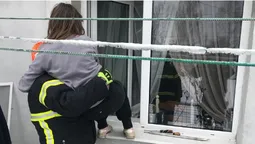 Під Луцьком трирічна дитина зачинилась у хаті – довелося «заходити» через вікно (фото)