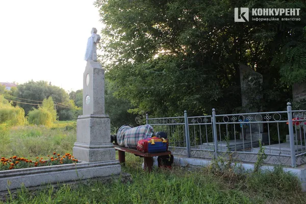 Пальма, криниця і «могила хом'яка»: (не)містична прогулянка луцьким цвинтарем (фото)