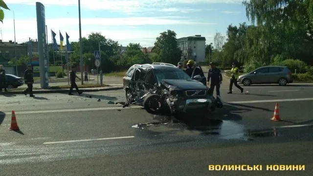 Аварія у Луцьку: позашляховик зіткнувся з автобусом (фото)