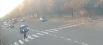 У Луцьку водій «пролетів» за пішоходами на переході: його зняла камера (відео)