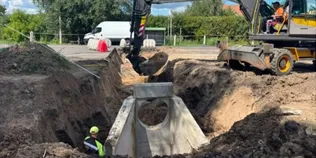 У Струмівці замінюють водопропускну трубу на трасі Н-22 (фото)