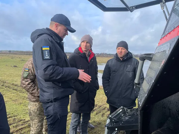 Ковельські рятувальники вчились працювати на болотоході (фото)