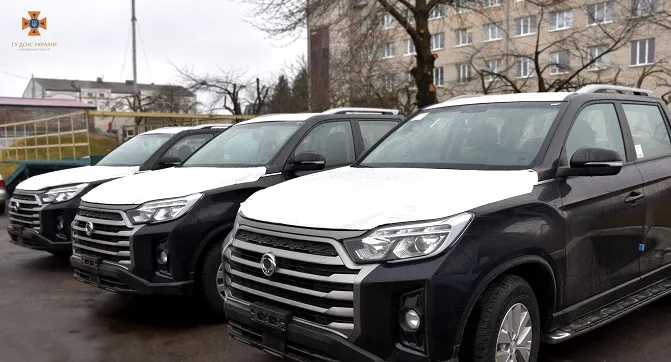 Волинські рятувальники отримали три пікапи від Кореї