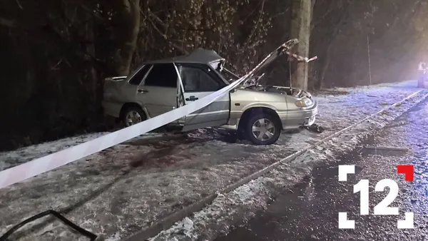 У Луцьку на Гнідавській авто в'їхало в стовп – водій загинув (фото, відео)