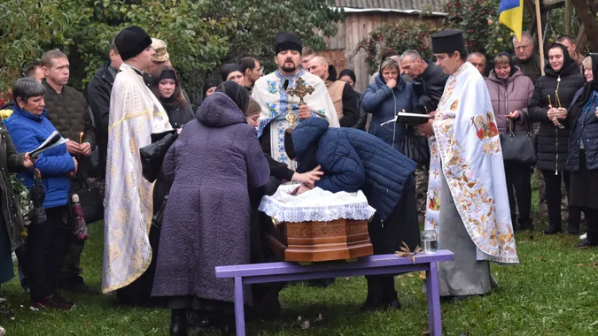 Йому було всього 27: волиняни на колінах прощалися з молодим захисником України (фото, відео)