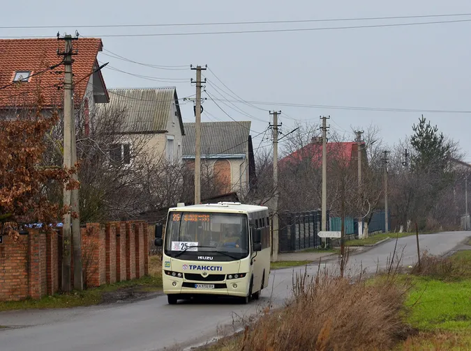 Замість жовтих «Богданів» на один з маршрутів Луцька вийшли нові автобуси (фото)
