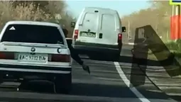 У Луцьку пасажир BMW їхав з пістолетом в руці (відео)