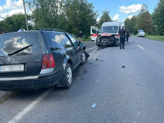 Під Луцьком легковик протаранив «швидку» – троє травмованих (фото)