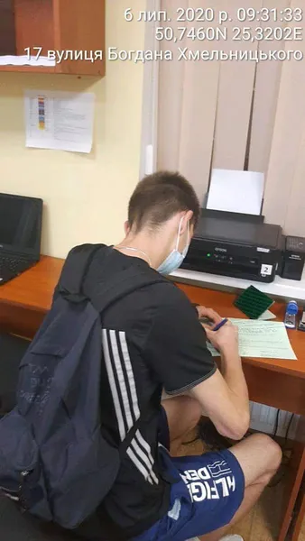 У Луцьку чоловіка покарали за оголошення у заборонених місцях (фото)