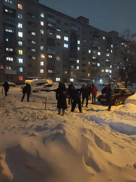 Лучани вкотре вийшли на прибирання вулиць від снігових  заметів