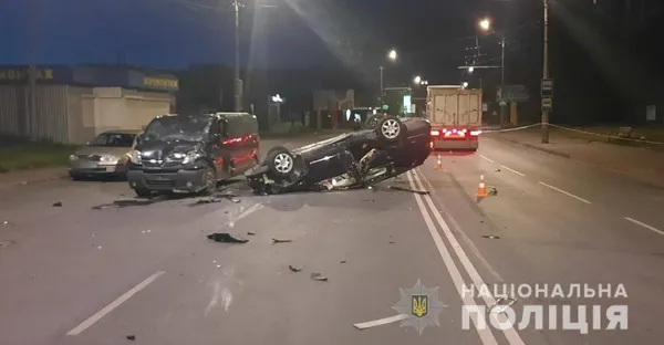 Двоє людей – у лікарні: деталі нічної ДТП у Луцьку (фото, відео)