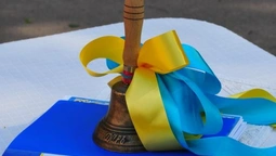 Шкільні лінійки без влади й духовенства: варто чи ні